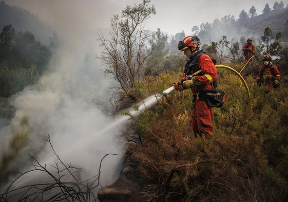 Bomberos en un incendio en Castellón el verano pasado.