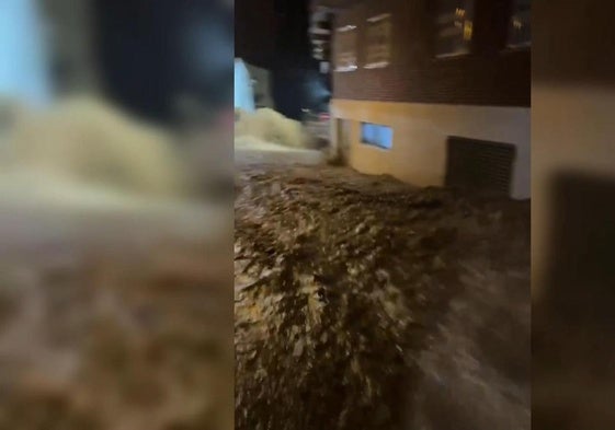 Captura de una brutal avenida de agua en Chiva, Valencia.