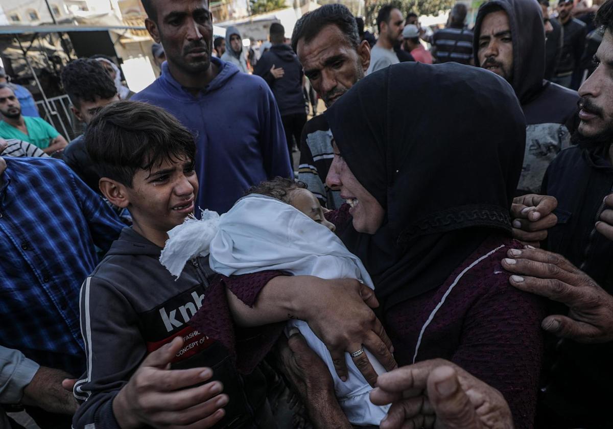 Una familia palestina llora durante un funeral en la ciudad de Deir al-Balah, en el centro de Gaza.