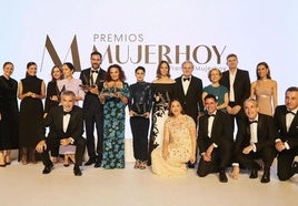 De izquierda a derecha, de pie, Ana Dávila-Ponce de León, Samary Fernández Feito, Lourdes Garzón, Carolina Herrera, Saúl Craviotto, Diane von Furstenberg, María Pérez, Isabel Preyler, Ignacio Ybarra, Rosa Visiedo, Philippe Casara, Ana Boyer;en la fila inferior, Iñaki Arechabaleta, Tamara Falcó, David Gracia Fabre, Emilio Herrera y Alfredo Jiménez-Millas.