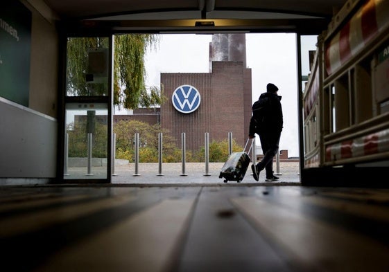 Un trabajador sale de la planta de Volkswagen en la ciudad alemana de Wolfsburgo.