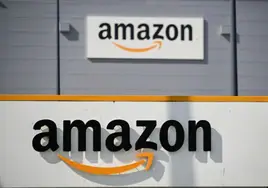 El logo de Amazon visible desde el techo de una de sus plantas europeas en la localidad de Lauwin-Planque, en el norte de Francia.