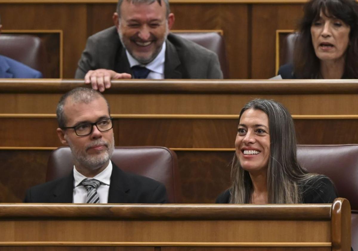 Los diputados de Junts, Josep M. Cruset y Míriam Nogueras, en el pleno del Congreso, este martes en Madrid