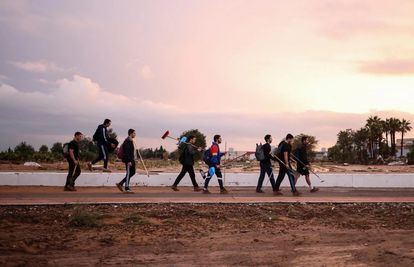 Voluntarios acuden con enseres domésticos para ayudar en las zonas más afectadas de Valencia