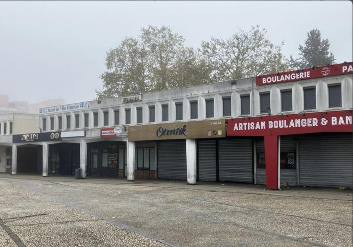 El local donde se produjo el tiroteo la noche del jueves en el barrio de Couronneries, en Poitiers.