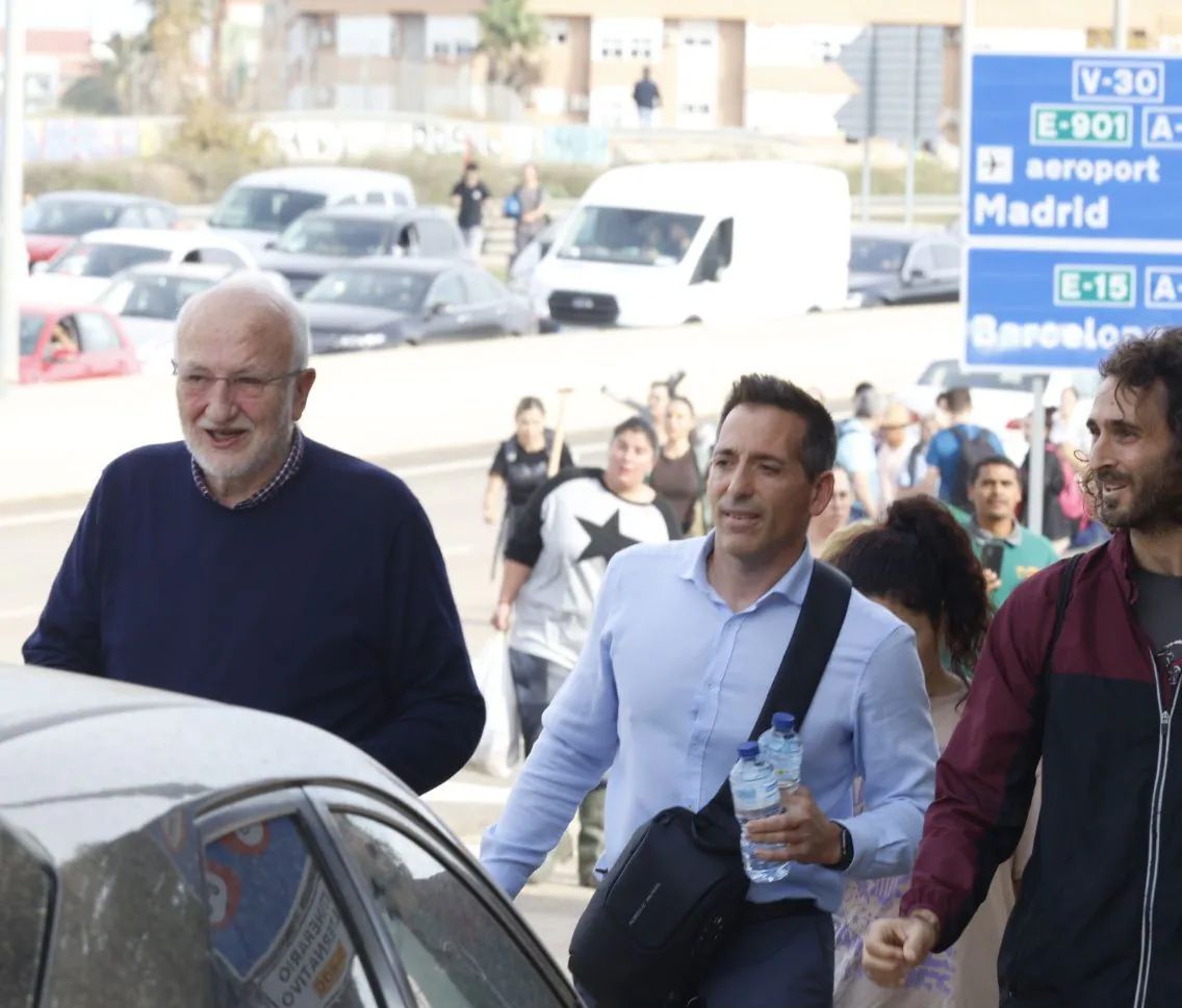 Con botas de agua, en el puente que conecta San Marcelino, entre la marea de gente, ha aparecido Juan Roig. El empresario ha bajado de un vehículo junto a la mediana y se dirige ala localidad de Benetússer