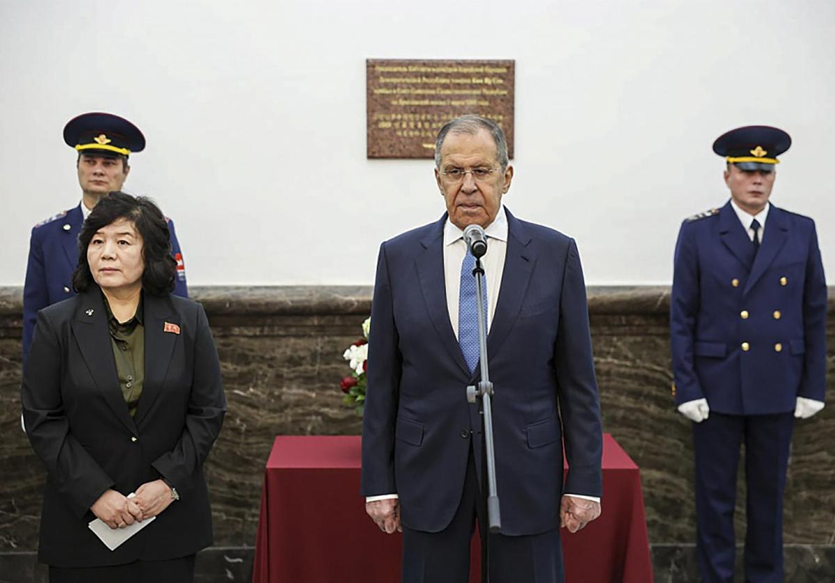 Choe y Lavrov posan para la fotografía oficial momentos antes de iniciar su encuentro en la sede del Kremlin.