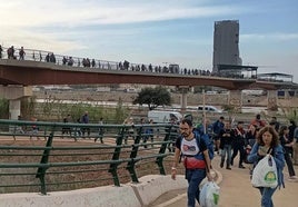 Despliegue de algunos vecinos con botellas de agua y otros enseres cerca del Bulevar Sur para ayudar a los damnificados.