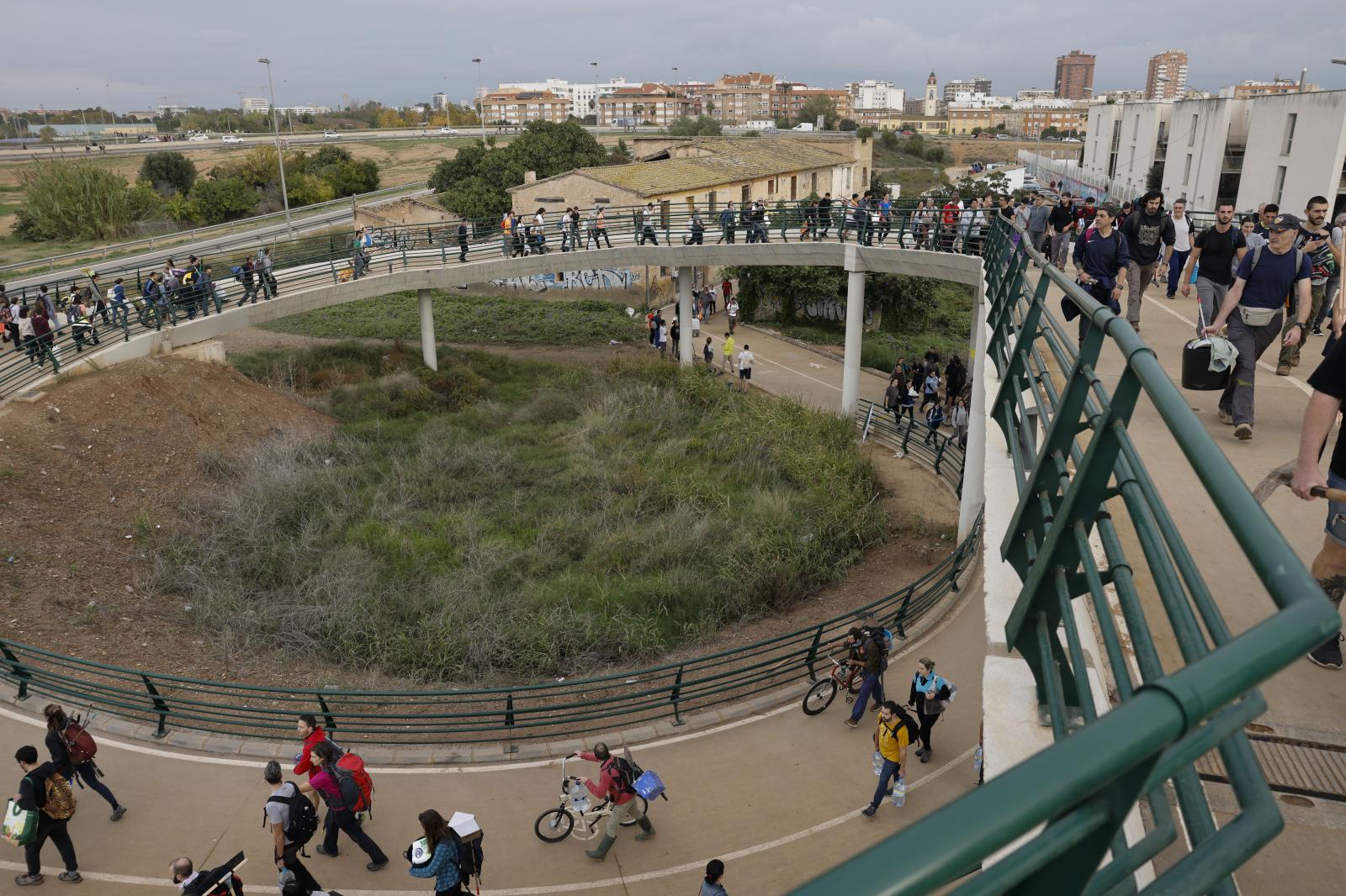 Cientos de ciudadanos con herramientas, alimentos y enseres recorren los barrios del sur de Valencia para tratar de ayudar a los damnificados