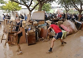 Cientos de personas llegan a La Torre mientras los vecinos de la localidad sacan el mobiliario destrozado de sus casas