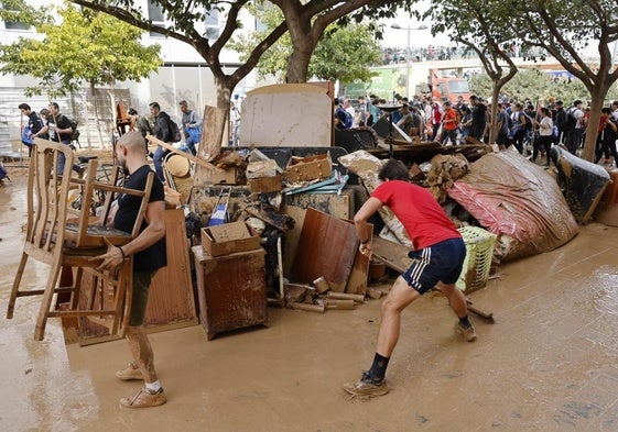 Cientos de personas llegan a La Torre mientras los vecinos de la localidad sacan el mobiliario destrozado de sus casas