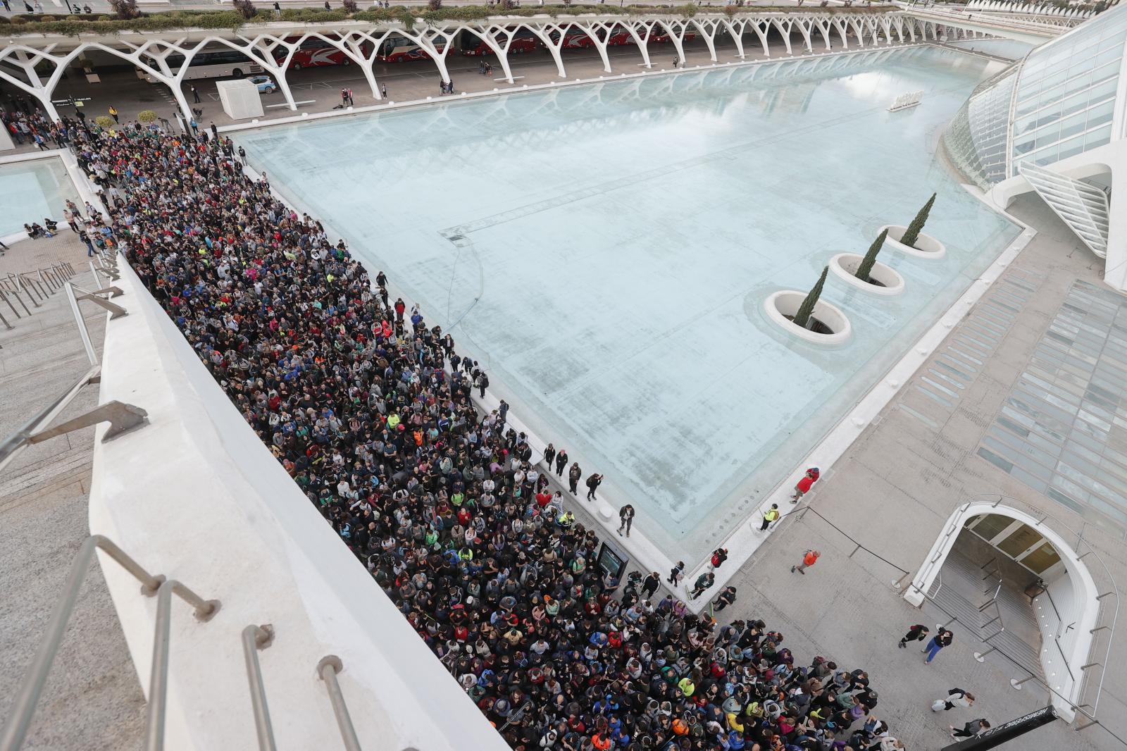 Miles de voluntarios parten en autobuses desde el Museo Príncipe Felipe para ayudar de forma organizada en las zonas afectadas por la DANA