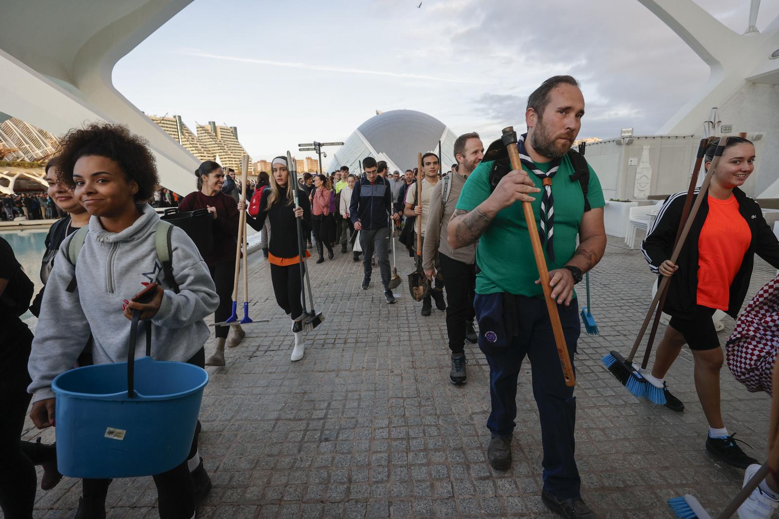 Miles de voluntarios parten en autobuses desde el Museo Príncipe Felipe para ayudar de forma organizada en las zonas afectadas por la DANA