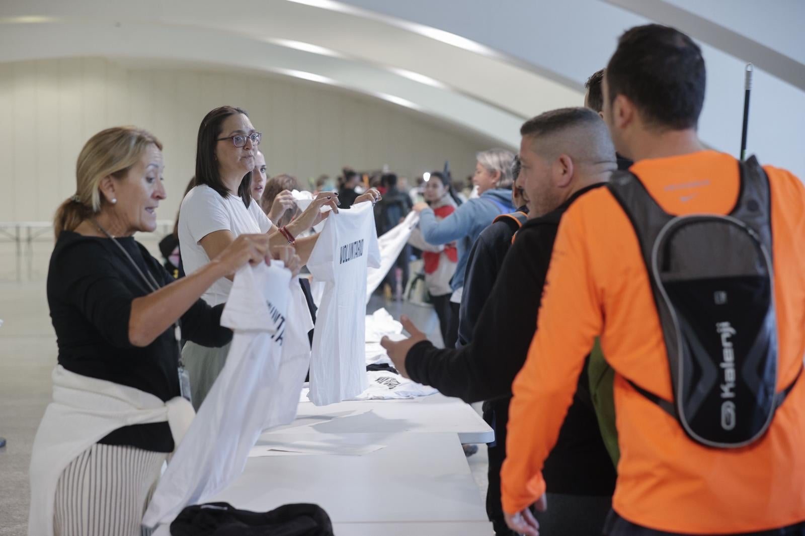 Miles de voluntarios parten en autobuses desde el Museo Príncipe Felipe para ayudar de forma organizada en las zonas afectadas por la DANA