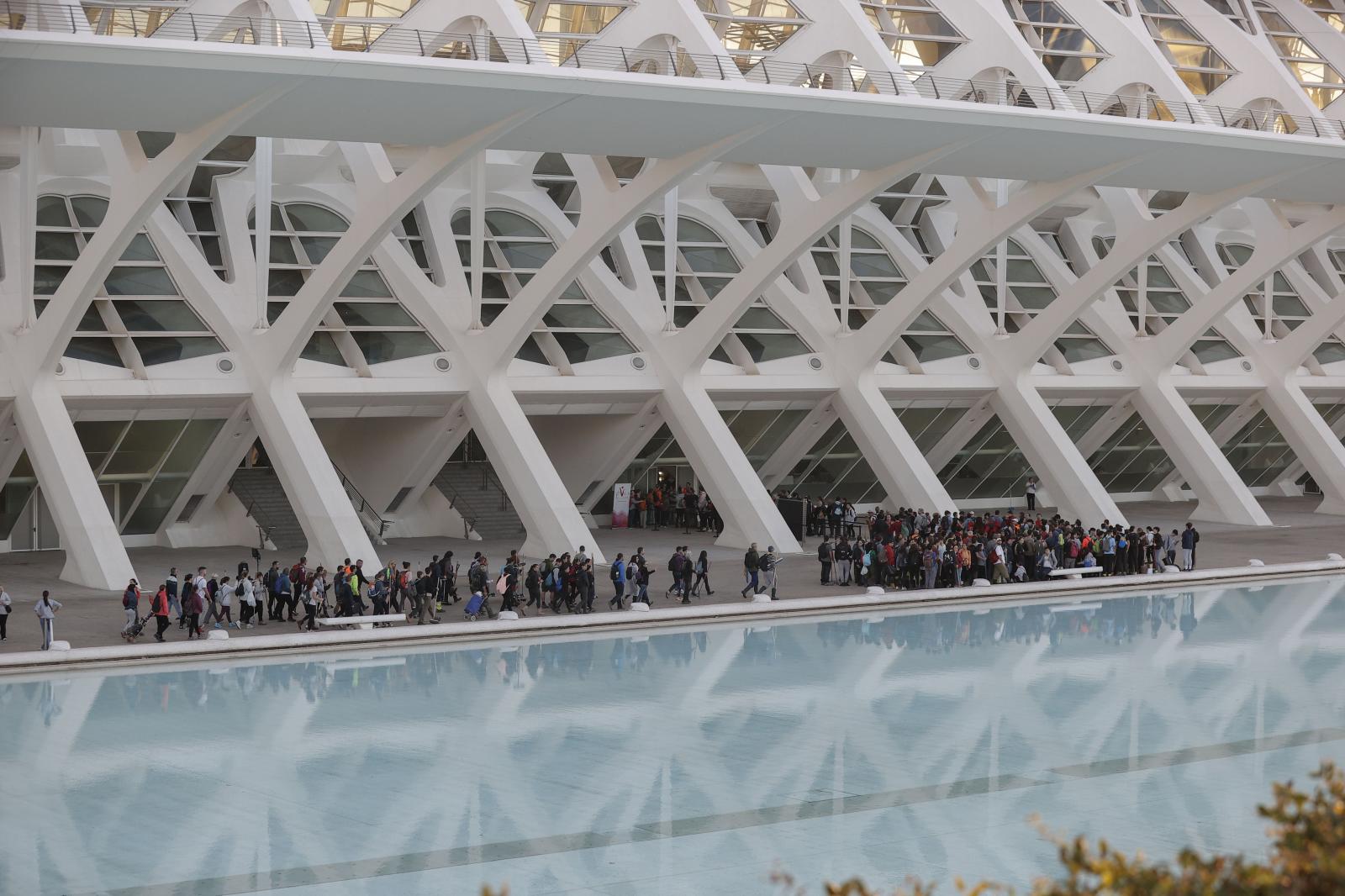 Miles de voluntarios parten en autobuses desde el Museo Príncipe Felipe para ayudar de forma organizada en las zonas afectadas por la DANA