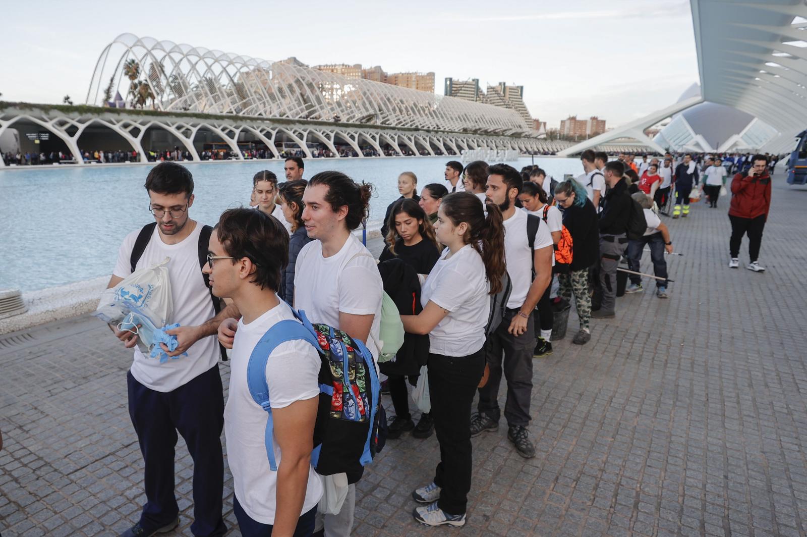 Miles de voluntarios parten en autobuses desde el Museo Príncipe Felipe para ayudar de forma organizada en las zonas afectadas por la DANA