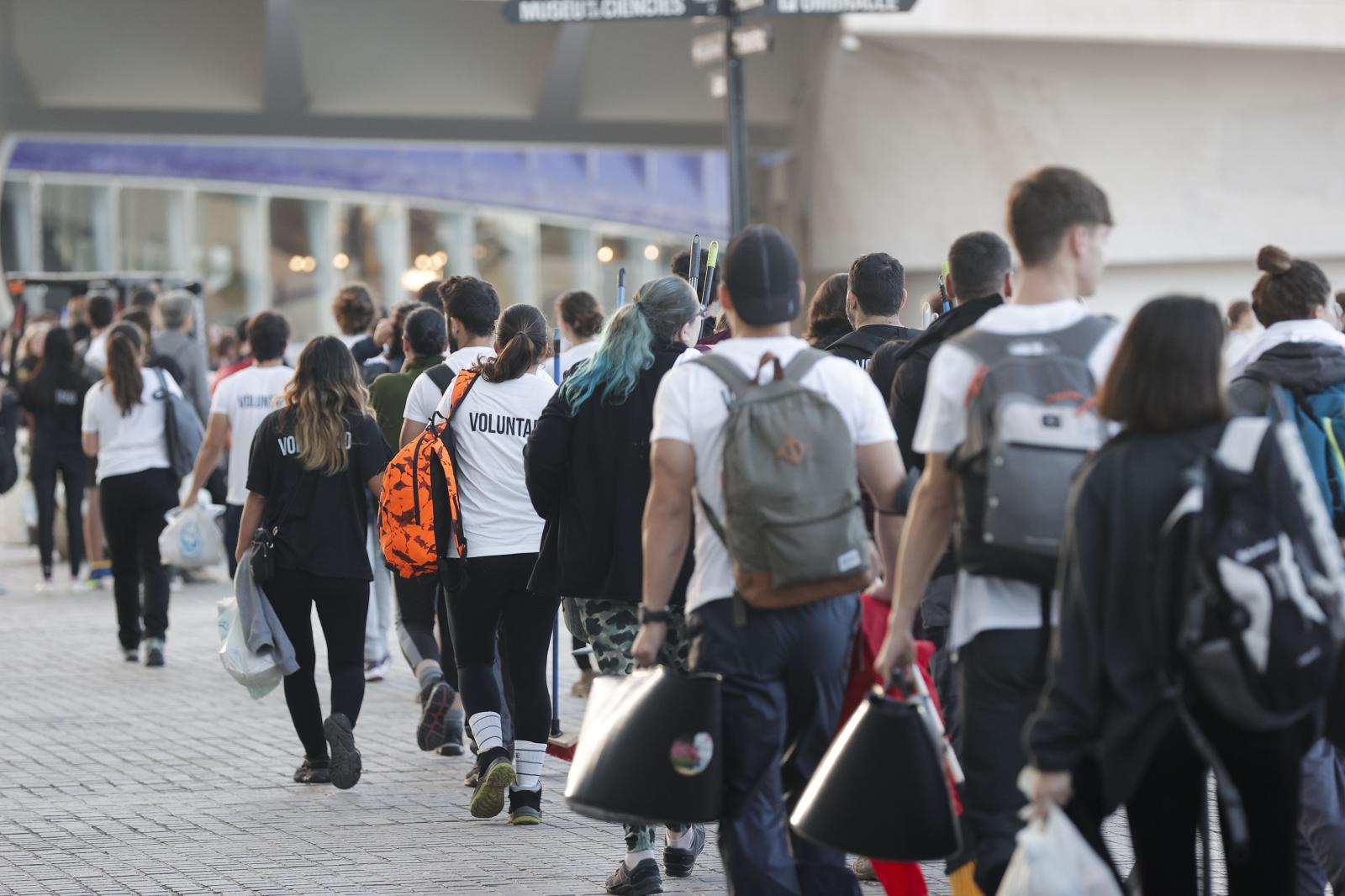 Miles de voluntarios parten en autobuses desde el Museo Príncipe Felipe para ayudar de forma organizada en las zonas afectadas por la DANA