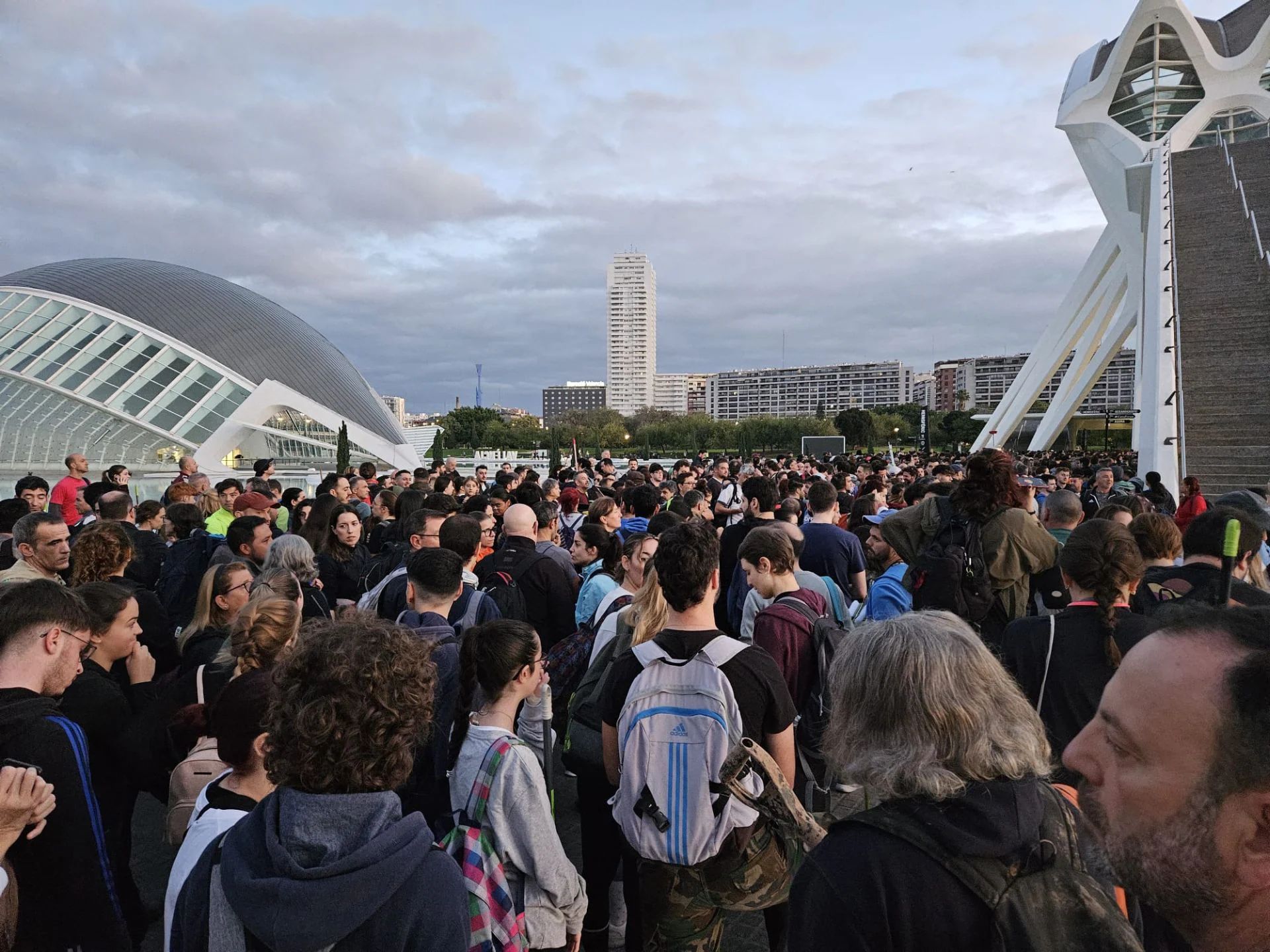 Miles de voluntarios parten en autobuses desde el Museo Príncipe Felipe para ayudar de forma organizada en las zonas afectadas por la DANA