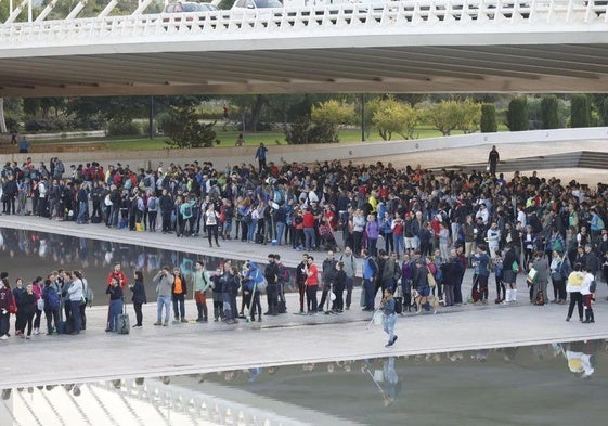 Miles de voluntarios en la Ciudad de las Artes y las Ciencias de Valencia