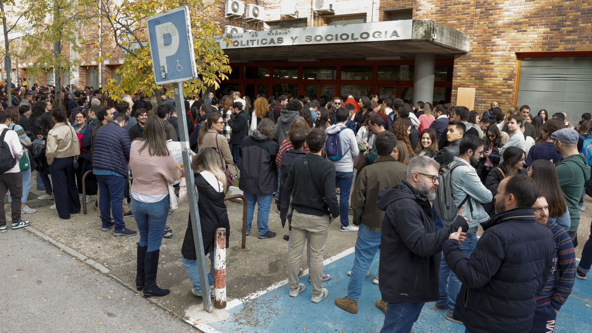 在桥中间,申请人较少,RTVE 庆祝考试因泄漏而暂停 在桥中间,申请人较少,RTVE 庆祝考试因泄漏而暂停