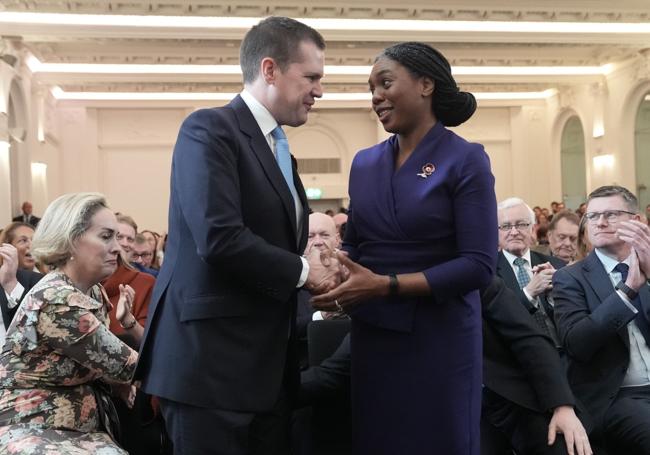 Robert Jenrick, el otro aspirante al liderazgo conservador, felicita a Kemi Badenoch.