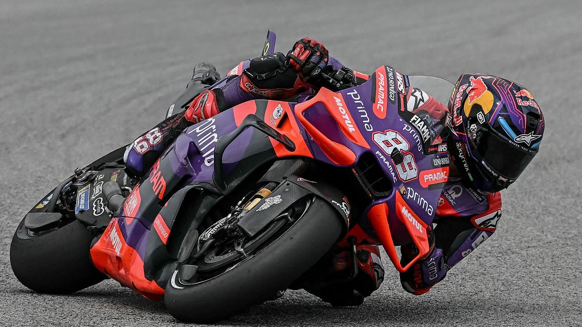 Jorge Martín, Dünya Kupası'nı okşamak için Bagnaia'nın düşmesinden yararlanıyor
