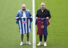 Manolo González y Hansi Flick posan con las camisetas de sus equipos antes del derbi de Barcelona.