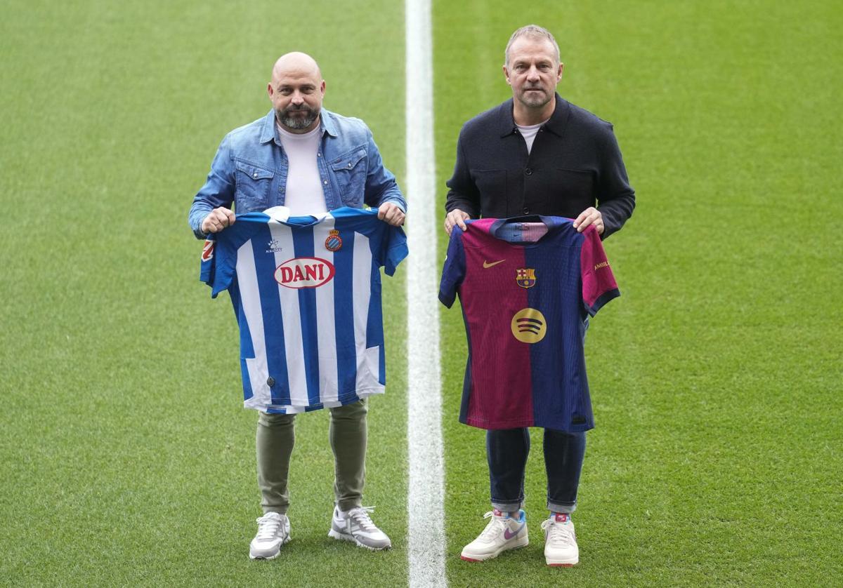 Manolo González y Hansi Flick posan con las camisetas de sus equipos antes del derbi de Barcelona.