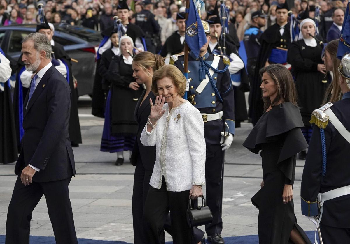 La reina Sofía, a su llegada a la entrega de los Premios Princesa de Asturias, en Oviedo.