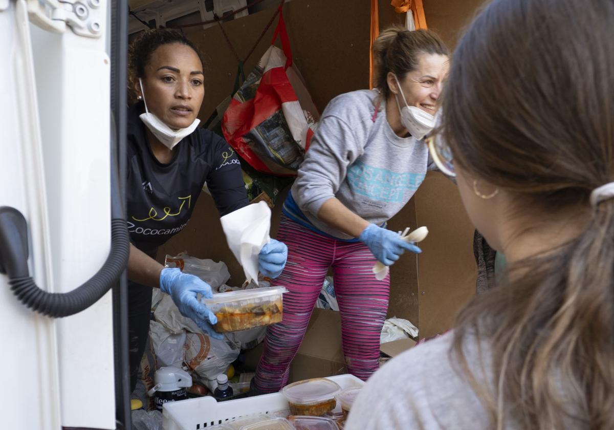 Voluntarias reparten alimentos en Utiel.