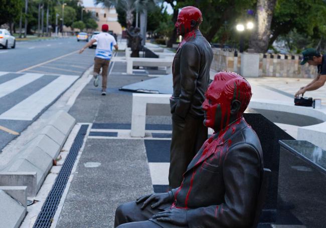 Lanzan pintura a las estatuas de los presidentes estadounidenses tras las polémicas declaraciones de Hinchliffe, este 29 de octubre en San Juan.