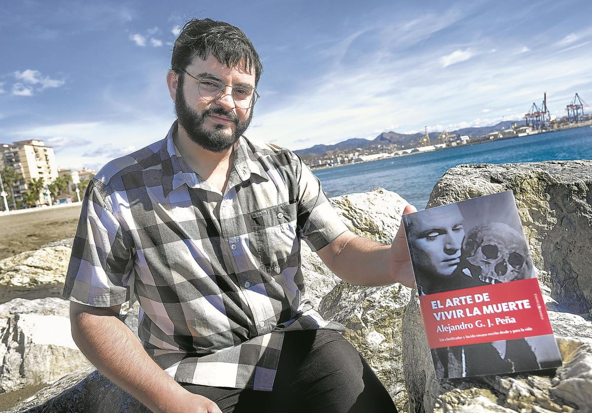 Alejandro G. J. Peña, fotografiado en Málaga, donde reside.