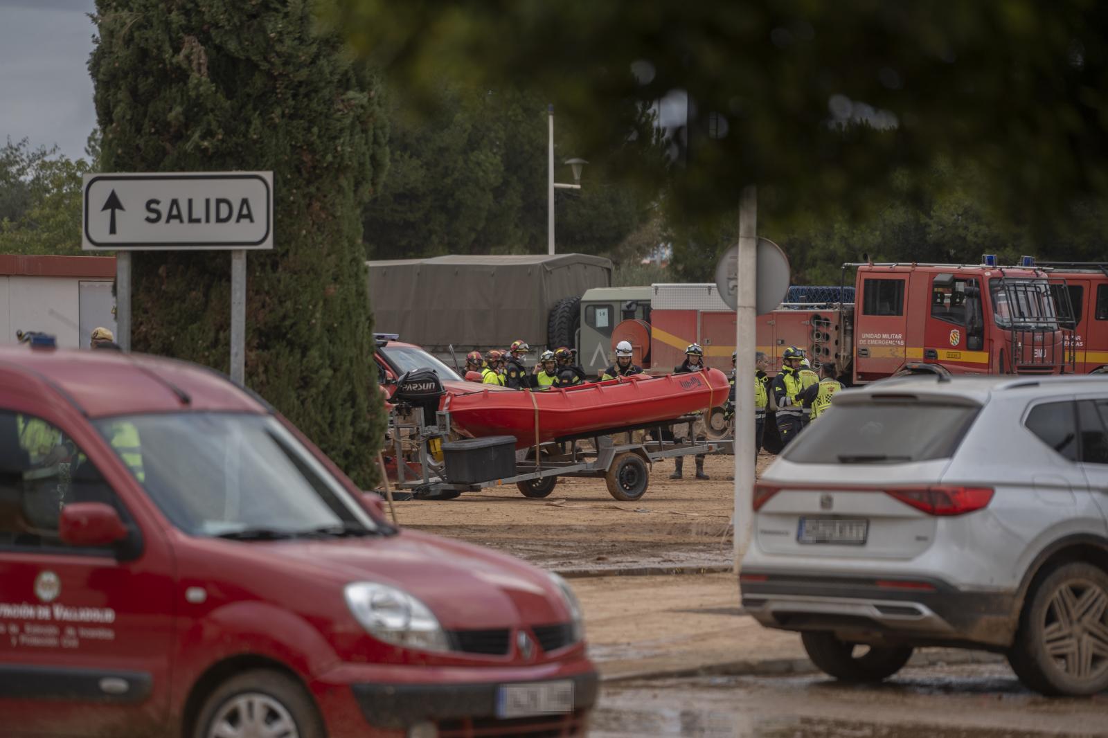 Barca de los servicios de rescate en las inmediaciones del centro comercial.