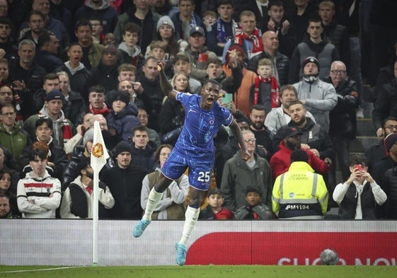 Moises Caicedo celebrando el gol del empate en Old Trafford