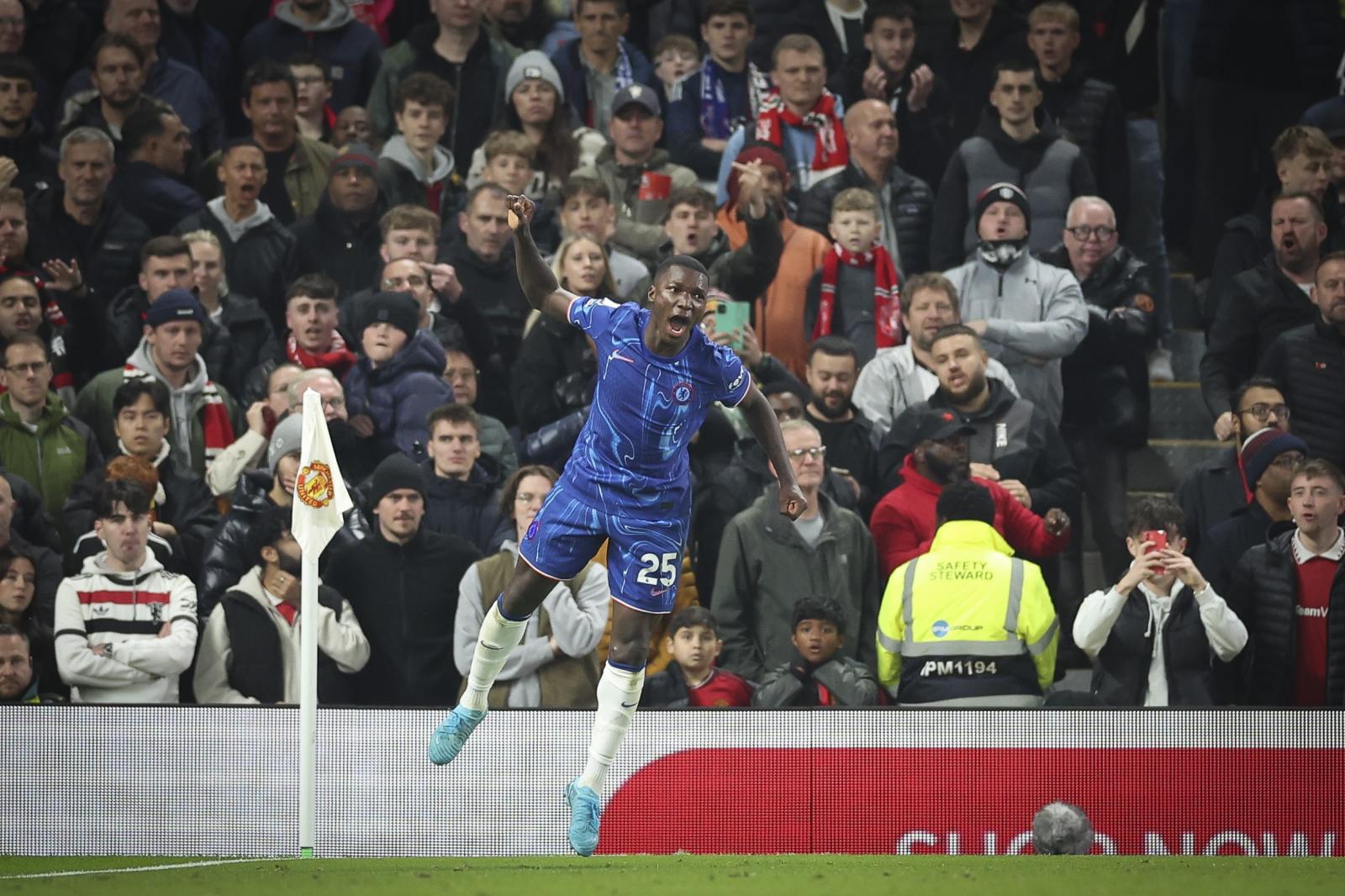 Moises Caicedo celebrando el gol del empate en Old Trafford