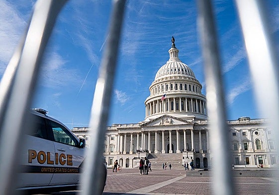La Policía vigila el Capitolio, que fue asaltado en enero de 2021 por partidarios de Donald Trump.