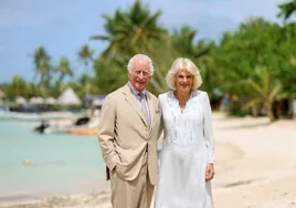 Carlos III y la reina Camila Parker, la pasada semana en una playa de Samoa.