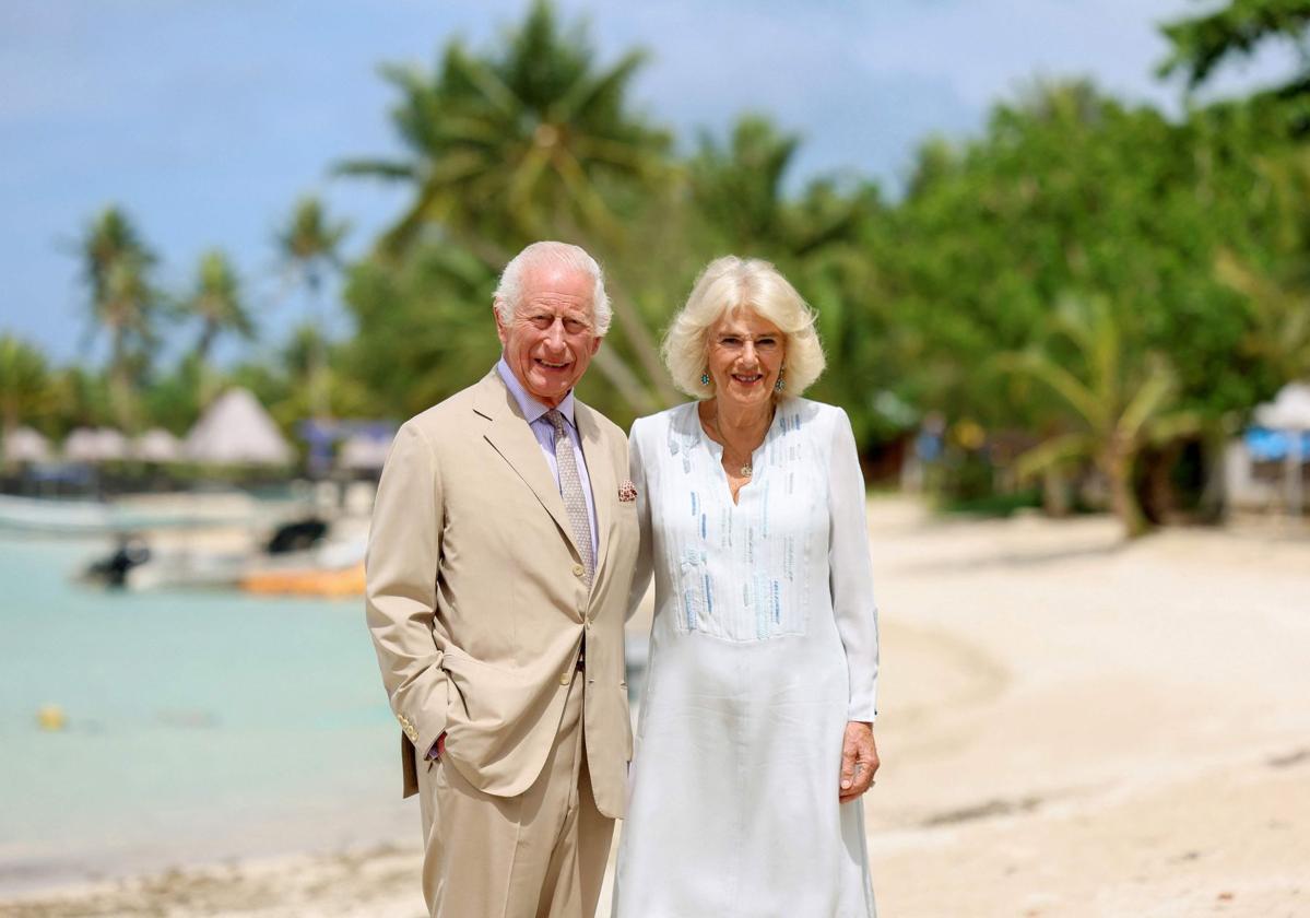 Carlos III y la reina Camila Parker, la pasada semana en una playa de Samoa.