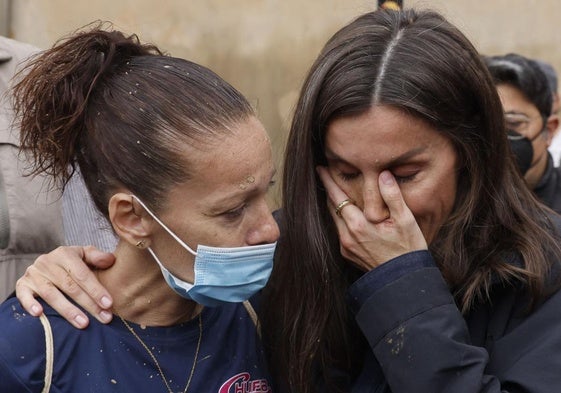 La reina Letizia, emocionada durante su visita a Paiporta este domingo