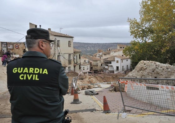 Un guardia civil observa la zona arrasada en Letur