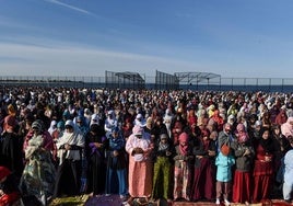 Centenares de personas participan en una oración por la festividad musulmana de Eid Al Adha en el distrito de Brooklyn de Nueva York.