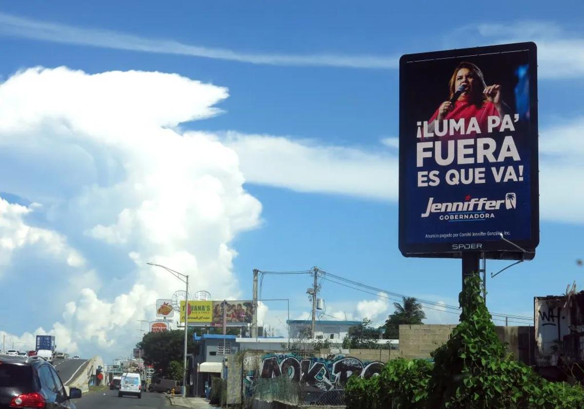 Imagen principal - Los apagones eléctricos han sido un tema central en la campaña, que se agravaron con el paso del huracán 'María'.