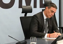 El presidente del Gobierno, Pedro Sánchez, este sábado en la sede de la Unidad Militar de Emergencias (UME) en Torrejón de Ardoz (Madrid).