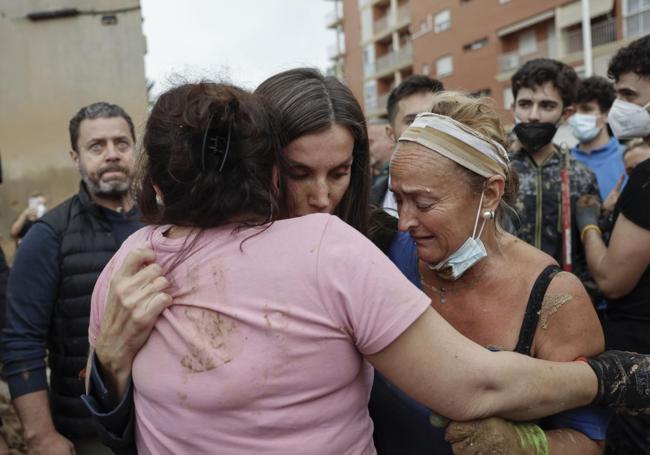 La Reina consuela en Paiporta a dos damnificados