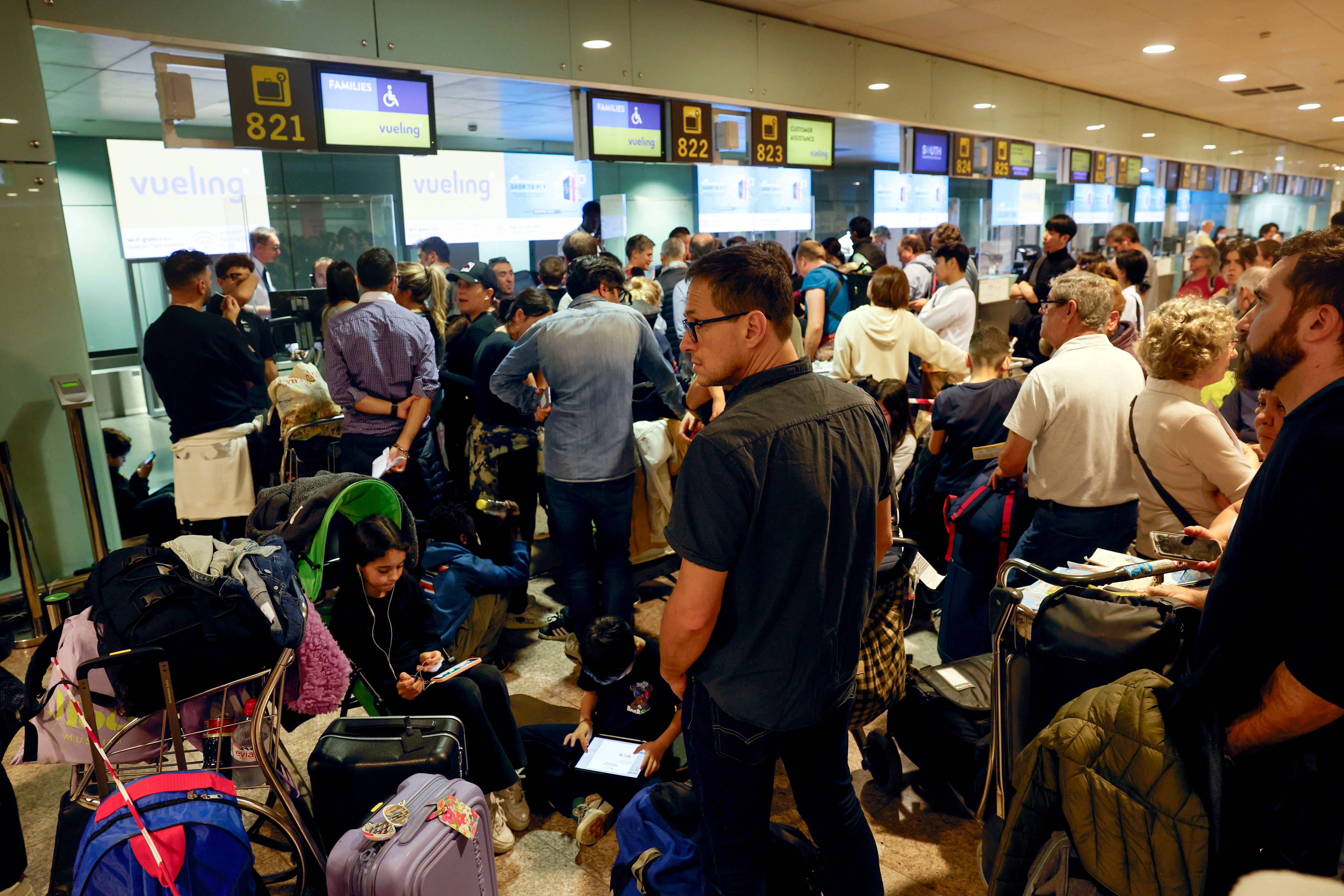 Decenas de pasajeros esperan en la zona intermodal del Aeropuerto de El Prat para recabar información sobre sus vuelos después de que las fuertes tormentas hayan obligado a cancelar algunos vuelos de salida y a desviar otros