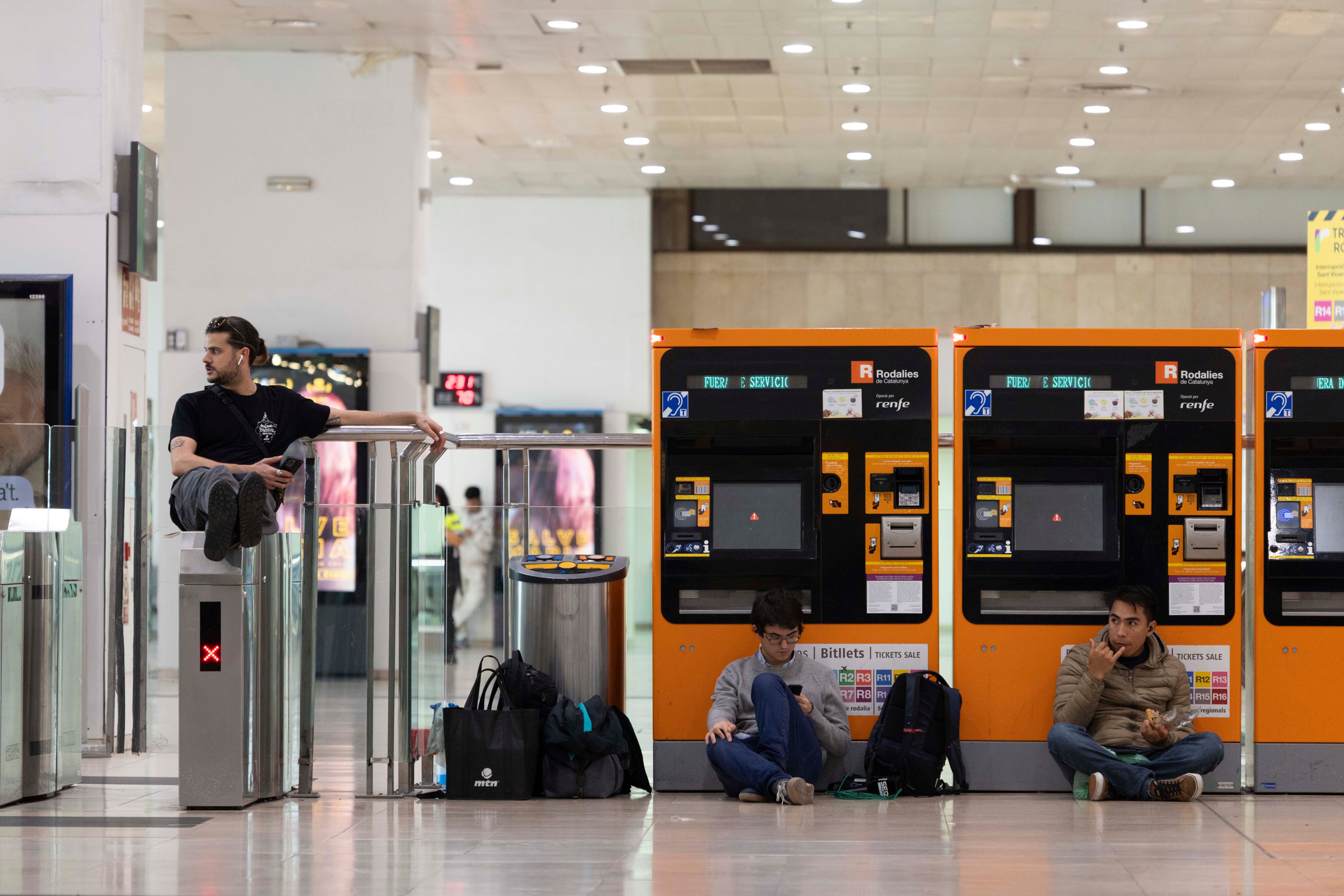 Varios pasajeros esperan en la Estación de Sants de Barcelona después de que el servicio de Rodalies de Cataluña haya quedado suspendido 