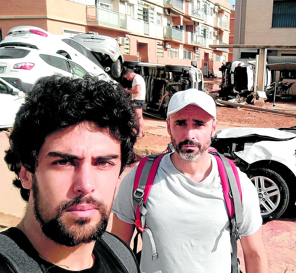 David Vega y Álvaro Biforcos en el barrio de Alfafar donde ayudaron a una embarazada.