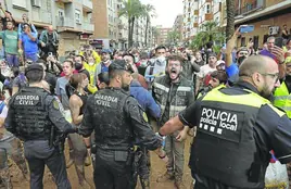 Protestas en Paiporta durante la visita de los Reyes y demás autoridades.