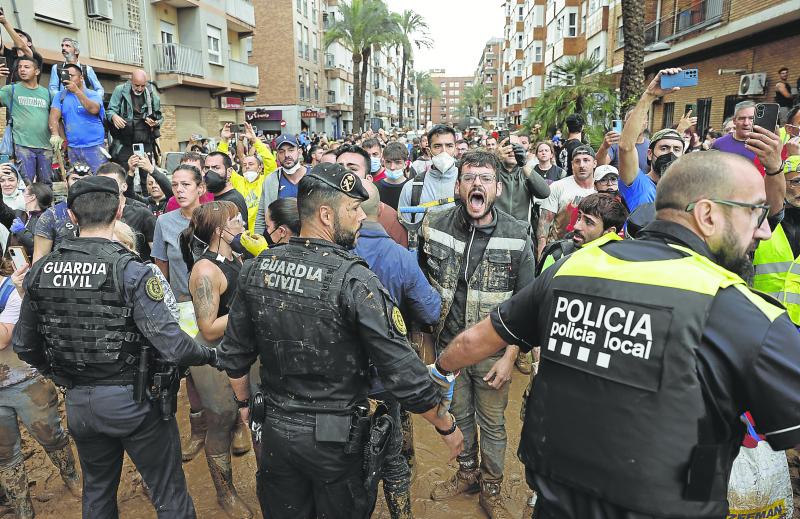 Vecinos indignados gritan insultos durante el pasado domingo en Paiporta (Valencia).