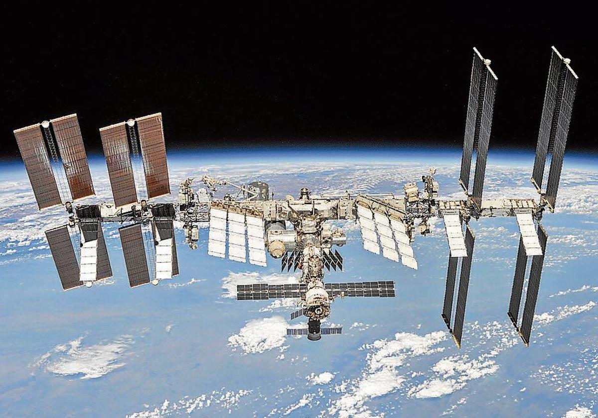 La ISS entró en servicio en 1998.